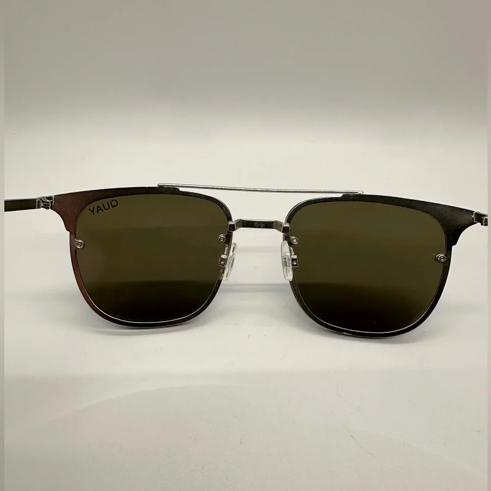 Quay Private Eyes Sunglasses Gunmetal‎ Mirror Lenses with case